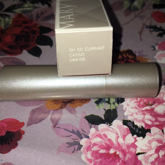 Mary Kay Oh So Currant Velvet Lip Creme - Picture 3 of 3